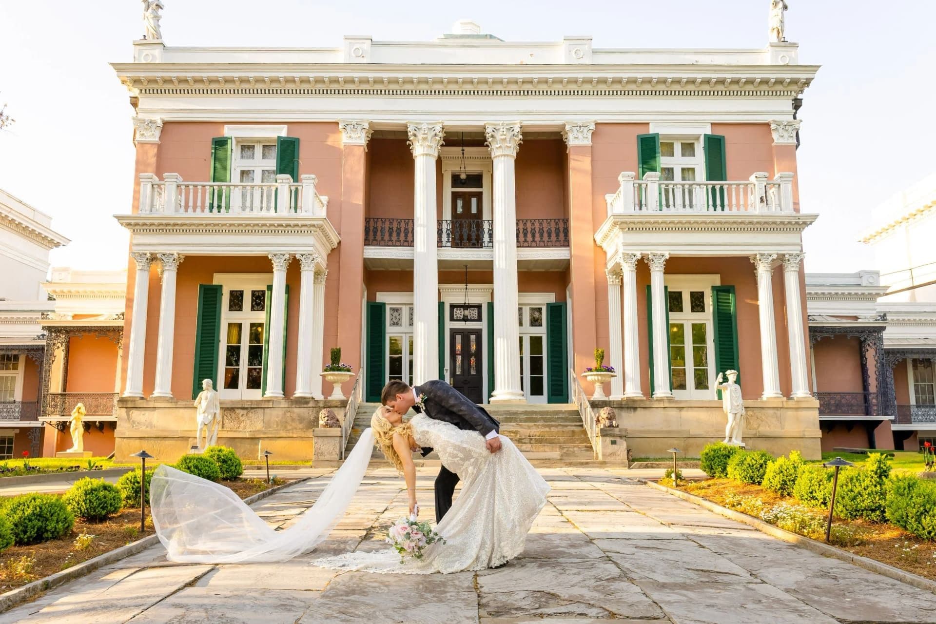 Couple eloping in Nashville, Tennessee — historic mansion venue with all-inclusive elopement package by Elopements Inc.